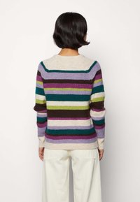 Mehrfarbiger gestreifter Pullover aus weichem Garn. Enthält Farbtöne in Grün, Lila, Braun und Creme. Runder Ausschnitt, gerippte Bündchen.
