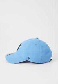Căciulă de baseball albastră din bumbac, cu brăcină curbată, logo brodat, etichetă mică pe lateral și design cu șase panouri, dotată cu orificii de ventilație.