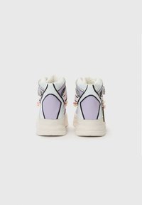 Wysokie sneakersy w białym, purpurowym i jasnoniebieskim kolorze. Teksturowana gumowa podeszwa, dekoracyjne koralikowanie i kontrastowe detale szwów.