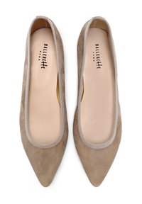 Bailarinas de ante beige con punta afilada y parte superior elástica. Interior suave con un sutil detalle del logo en la plantilla.