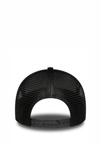 Crna snapback kapa s teksturiranim mrežastim dizajnom, okruglim vrhom i plastičnom prilagodljivom trakom na stražnjoj strani.