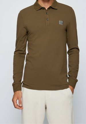 Langärmliges Poloshirt aus dunkelolivgrüner Baumwolle mit Kragen, dreiknöpfiger Knopfleiste und einem kleinen Stofflogo auf der Brust.