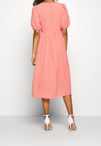 YAS Denní šaty - coral