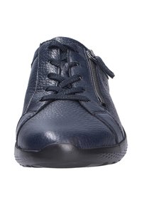Scarpe in pelle blu navy con finitura testurizzata, dotate di lacci e chiusura laterale con zip. Punta arrotondata e suola in gomma nera per una migliore aderenza.