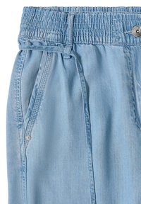 Pantalon en jean bleu clair avec taille élastique, poches latérales, passants de ceinture et fermeture par bouton métallique sur fond blanc.