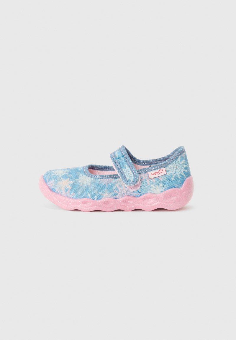 Zapato de tela azul con patrón de copos de nieve, suela de goma rosa y correa ajustable. La punta redonda y la textura suave mejoran la comodidad y flexibilidad.