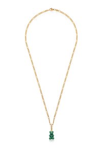 Guldkæde med en grøn bjørneformet vedhæng med tekstureret overflade og diamantelement nær låsen, der viser et legende design.