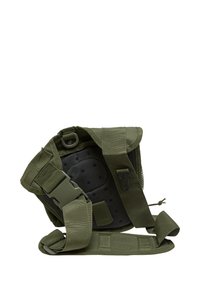Olivgrön axelväska tillverkad av slitstark tyg med justerbara remmar, vadderad baksida och tryckknappslock. Har en detalj med meshnätficka.