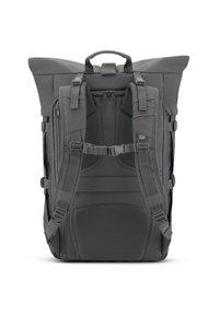 Mochila gris con diseño de parte superior enrollable, correas acolchadas, respaldo de malla, múltiples compartimentos y hebillas laterales ajustables para un cierre seguro.