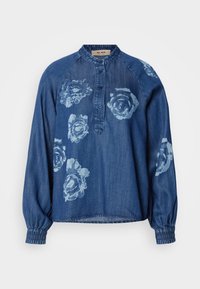 Τζιν πουκάμισο σε σκούρο μπλε χρώμα με χαλαρή εφαρμογή. Διαθέτει λουλουδάτα σχέδια σε ανοιχτό μπλε, κουμπιά μπροστά και ελαστικούς καρπούς για συγκεντρωτικό αποτέλεσμα.