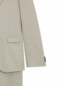 Lysbeige jakkesætjakke med struktureret stof, slim fit, notch-lapel og knapdetaljer på manchetterne. Sidelig lomme til lommetørklæde synlig.