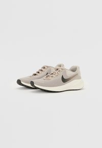 Nike Performance REVOLUTION 7 - Väglöparskor - college grey/black/phantom/mink/brown