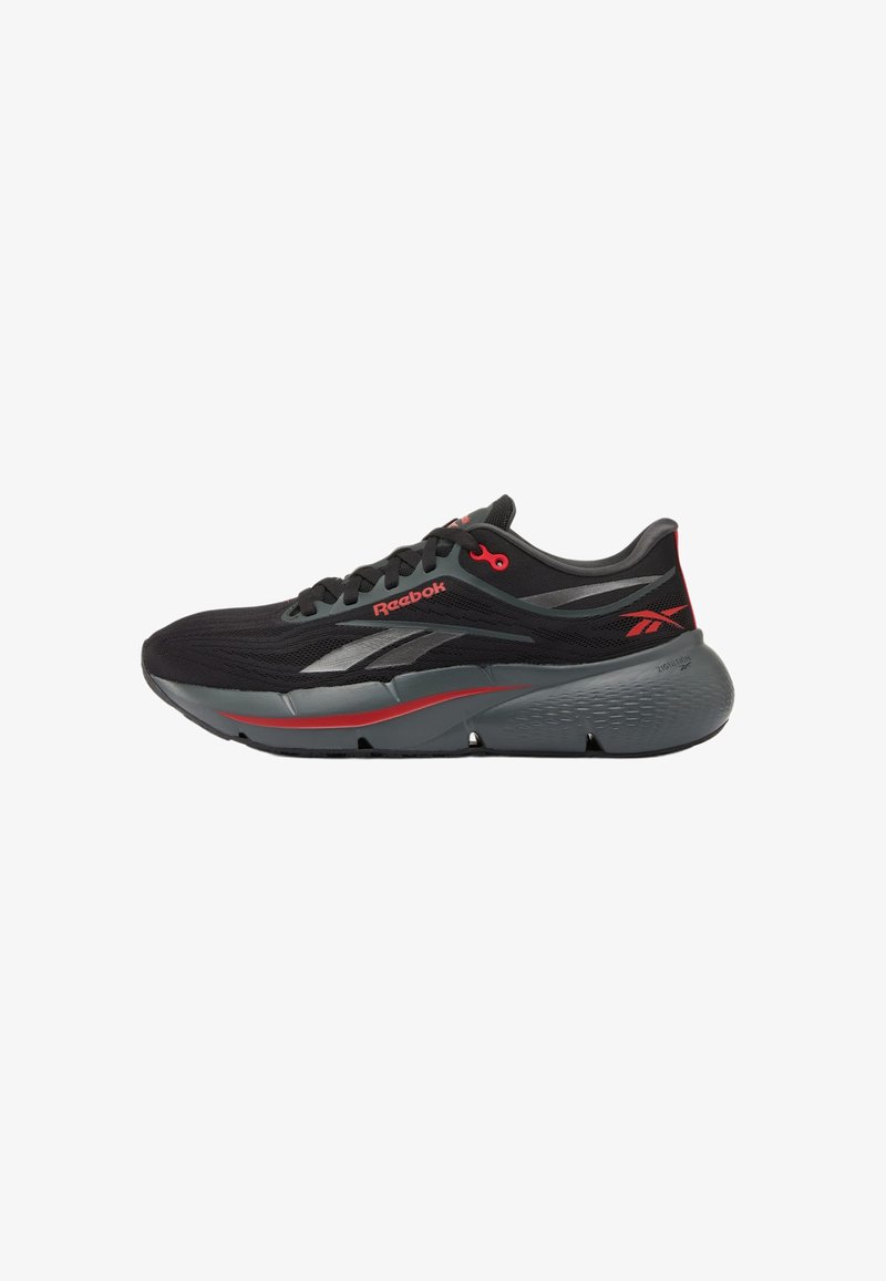 Chaussure de course Reebok noire et grise avec des touches rouges, semelle rembourrée et design à lacets, vue de profil sur fond blanc.