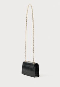 Černá kožená crossbody taška s krokodýlí texturou, zlatým řetízkem a obdélníkovým tvarem. Obsahuje klopu s magnetickým uzavřením.
