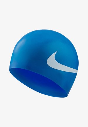 Cuffia da nuoto in silicone blu con texture liscia e forma aerodinamica. Presenta un logo Nike swoosh bianco ben visibile.