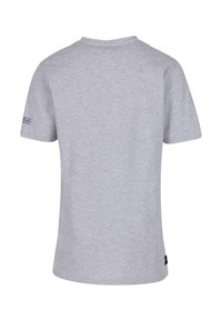 Grå bomulds t-shirt med rund hals og korte ærmer. Har et lille logo på venstre ærme og et mærke nederst i kanten.