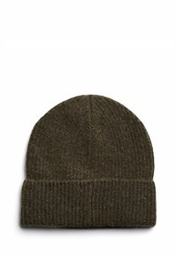Gorro de punto verde oliva hecho de lana suave, con un puño acanalado y una parte superior redondeada. Superficie texturizada con un brillo sutil.