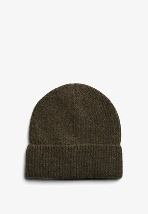 Bonnet tricoté vert olive en laine douce, avec un revers côtelé et un dessus arrondi. Surface texturée avec un léger éclat.