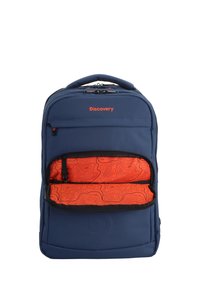 Zaino blu navy con fodera interna arancione caratterizzato da un motivo topografico, doppia zip e manico imbottito. Logo sul davanti.