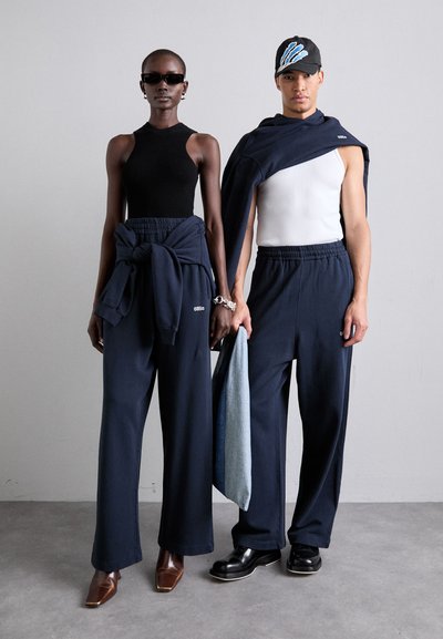 032c RÓZSA VICTORIA STRAIGHT CUT UNISEX - Tracksuit bottoms - dark blue