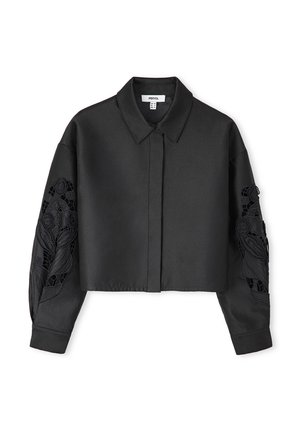 Camisa corta negra con cuello clásico, acabado satinado y detallado intrincado de encaje floral en las mangas. Parte delantera abotonada y mangas largas.