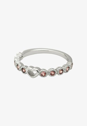 Bague en argent présentant un design en forme de cœur, ornée de pierres roses alternées et d'accents métalliques texturés. Anneau lisse avec une finition élégante.