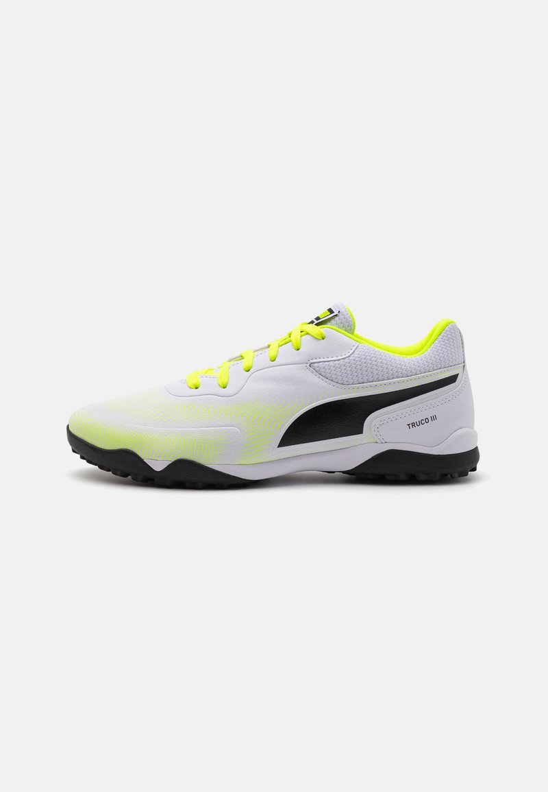 Zapatilla deportiva blanca con parte superior texturizada, cordones de color amarillo neón y detalles en negro. Presenta un diseño ligero y una suela de goma duradera.