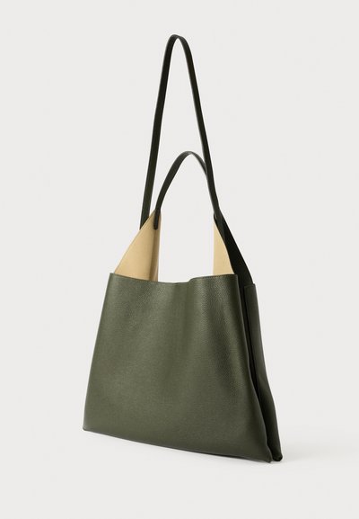 Sac fourre-tout en simili cuir vert avec une texture douce, une large ouverture et de courtes poignées. L'intérieur présente une doublure beige. Design simple et structuré.