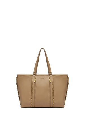 Bolso tote de cuero beige con doble asa, tiradores de cremallera dorados y tachuelas decorativas doradas a lo largo de las costuras verticales.