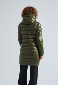 Olijfgroene pufferjack met een capuchon, geribbelde textuur, verticale baffle-indeling en lange mouwen, gemaakt van glanzend, lichtgewicht materiaal.