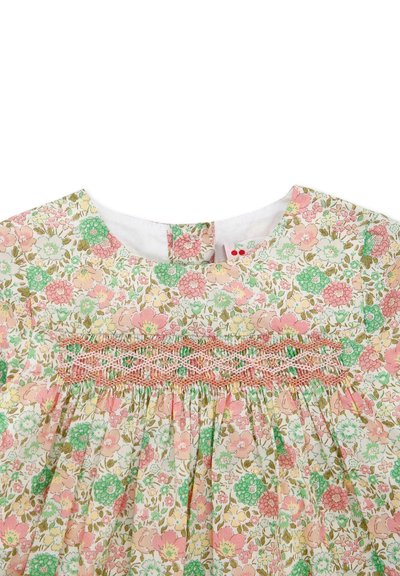 Abito floreale per bambini con gonna arricciata. Presenta fiori rosa, verdi e crema, dettagli smock e scollo rotondo.