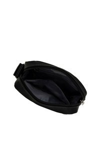 Custodia in tessuto nero con chiusura a zip, caratterizzata da un esterno liscio e un interno foderato. Il design include una tracolla regolabile.