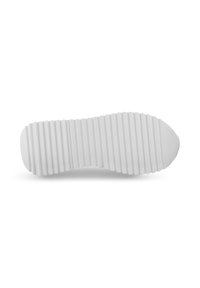 Semelle de chaussure blanche avec une surface lisse et des rainures verticales pour l'adhérence, bout arrondi et un talon légèrement surélevé.