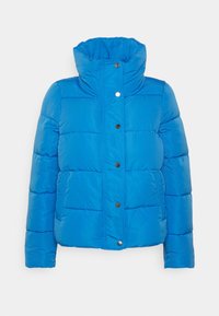 Blå pufferjacka med hög krage, med ett kviltat mönster, tryckknappsstängning och två sidofickor. Slät, mjuk textur.