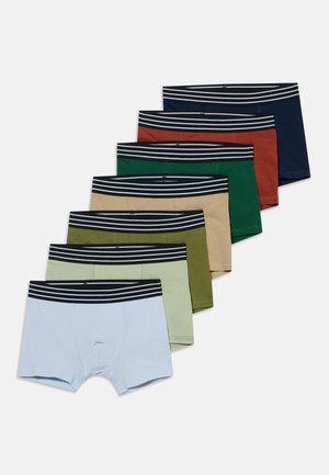 Sept paires de boxers alignées avec des ceintures rayées noires et blanches et des couleurs unies du bleu clair au bleu marine.