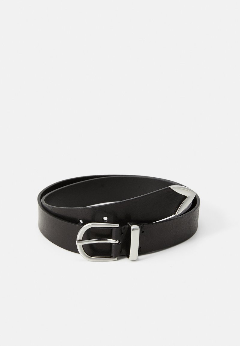 Cinturón de piel negra con una hebilla de metal plateado, que presenta un diseño clásico y una textura suave. Incluye agujeros para ajuste.