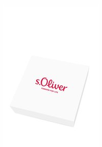Caja cuadrada blanca con una textura suave, que presenta un destacado logotipo rojo "s.Oliver" y la frase "MODA PARA LA VIDA" debajo.