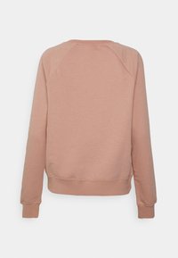 Långärmad sweatshirt i dammpink med ribbade mudd och nederkant, visad bakifrån mot en vit bakgrund.