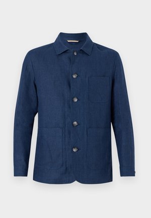 Granatowa lniana kurtka koszulowa z prostym kołnierzykiem, pięcioma guzikami, jedną kieszenią na piersi i dwiema kieszeniami z przodu. Gładka faktura i prosty design.