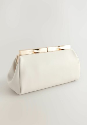 Clutch bianco in pelle con forma curvata, chiusura a chiave a torsione in tonalità dorata e superficie liscia. Presenta un design arricciato lungo i lati.