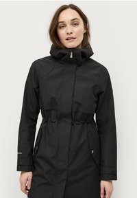 Cappotto impermeabile nero con vita cinchata, colletto alto, chiusura frontale con zip e tasche laterali. Presenta polsini regolabili e una texture liscia.