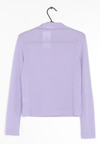 Cardigan a maniche lunghe in maglia a coste color lilla appeso a una gruccia nera, mostrato da dietro su uno sfondo bianco.