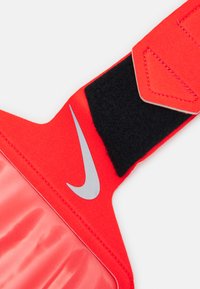 Nike Performance LEAN ARM BAND UNISEX - Outros acessórios - bright crimson/black/silver