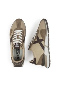 Zapatillas beige y marrones con acentos de cuero y ante, cordones blancos y una suela texturizada. Talla 42, con un logo en la lengüeta.