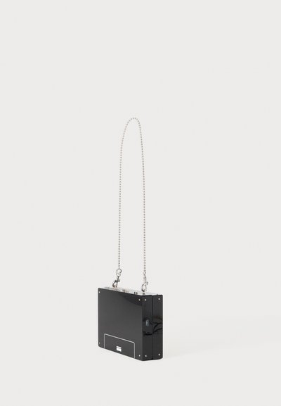 Pochette rectangulaire noire avec bandoulière chaîne argentée et éléments métalliques sur fond blanc.