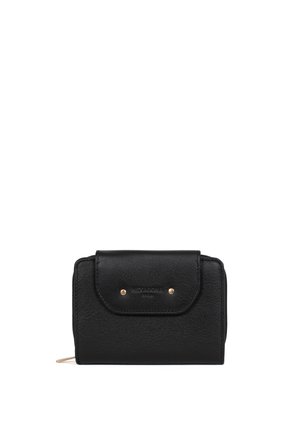 Zwarte leren portemonnee met textuur, klep en twee gouden studs, ritssluiting aan de zijkant en subtiele merkrelief op de klep.