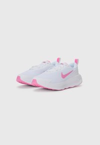 Vita atletiska sneakers med rosa detaljer, med en strukturerad ovandel, snörning och en gummisula med ett markerat rosa mönster.