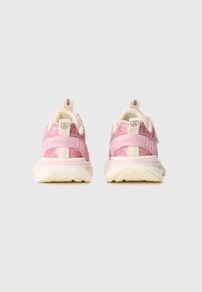 Rosa Sneaker mit strukturiertem Obermaterial, Glitzerakzenten und cremefarbenen Sohlen. Verfügt über einen gepolsterten Kragen und eine Zuglasche hinten.