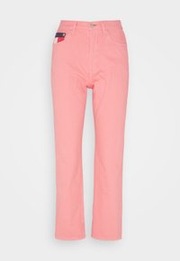 Pantalones de algodón rosa con un corte recto, que cuentan con un cierre de botón y un pequeño bolsillo decorativo en colores contrastantes en la parte frontal.