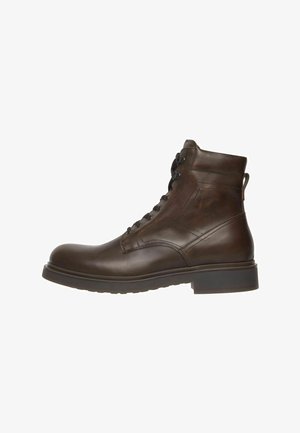 Dunkelbraune Lederstiefelette mit Schnürung, Hakenösen und einem niedrigen Blockabsatz auf weißem Hintergrund.